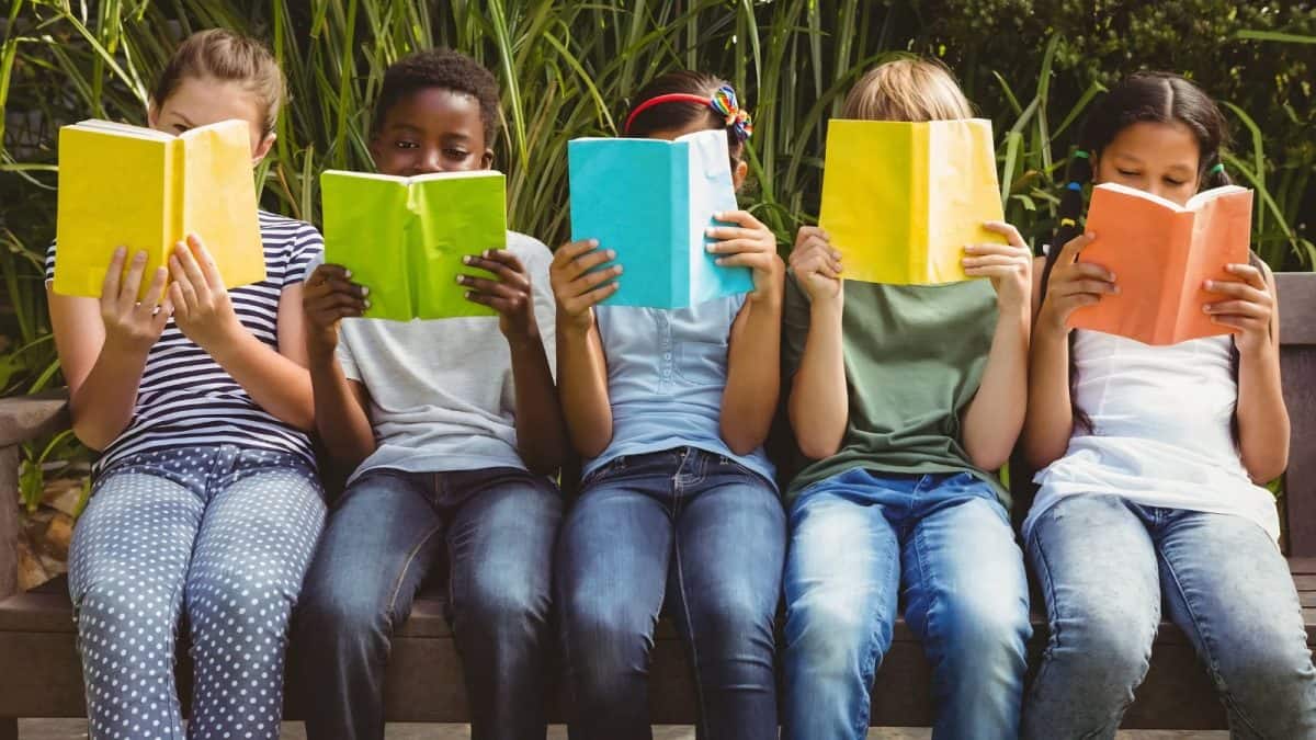 Reading Habit : আমরা কি ধীরে ধীরে পড়ার অভ্যাস হারিয়ে ফেলছি? হাতের সামনে বই আছে, e-reader জনপ্রিয় হচ্ছে, তবুও…. Reading Habit : আমরা কি ধীরে ধীরে পড়ার অভ্যাস হারিয়ে ফেলছি? হাতের সামনে বই আছে, e-reader জনপ্রিয় হচ্ছে, তবুও….