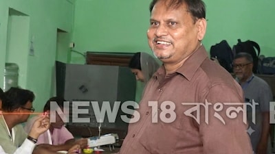 সাতসকালেই ভোট দিলেন হুমায়ুন কবীর