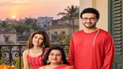সৌরভের নিজস্ব ব্র্যান্ডের প্রমোশনে মেয়ে সানা ও ডোনা, পুজোর আগে এথনিক পোশাকের দুর্দান্ত কালেকশন নিয়ে হাজির ‘সৌরাগ্য’