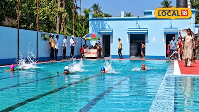 নদিয়ার শান্তিপুর পৌরসভা পরিচালিত 'ঝিলমিল' সুইমিং পুলে আয়োজিত বার্ষিক সাঁতার প্রতিযোগিতায় অংশ নেওয়া খুদে সাঁতারুরা