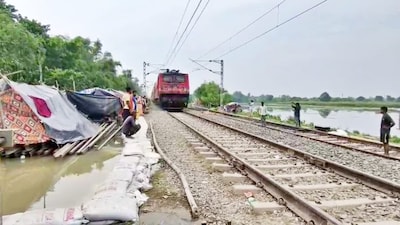 গঙ্গার ভাঙনে বিপর্যস্ত রেল পরিষেবা