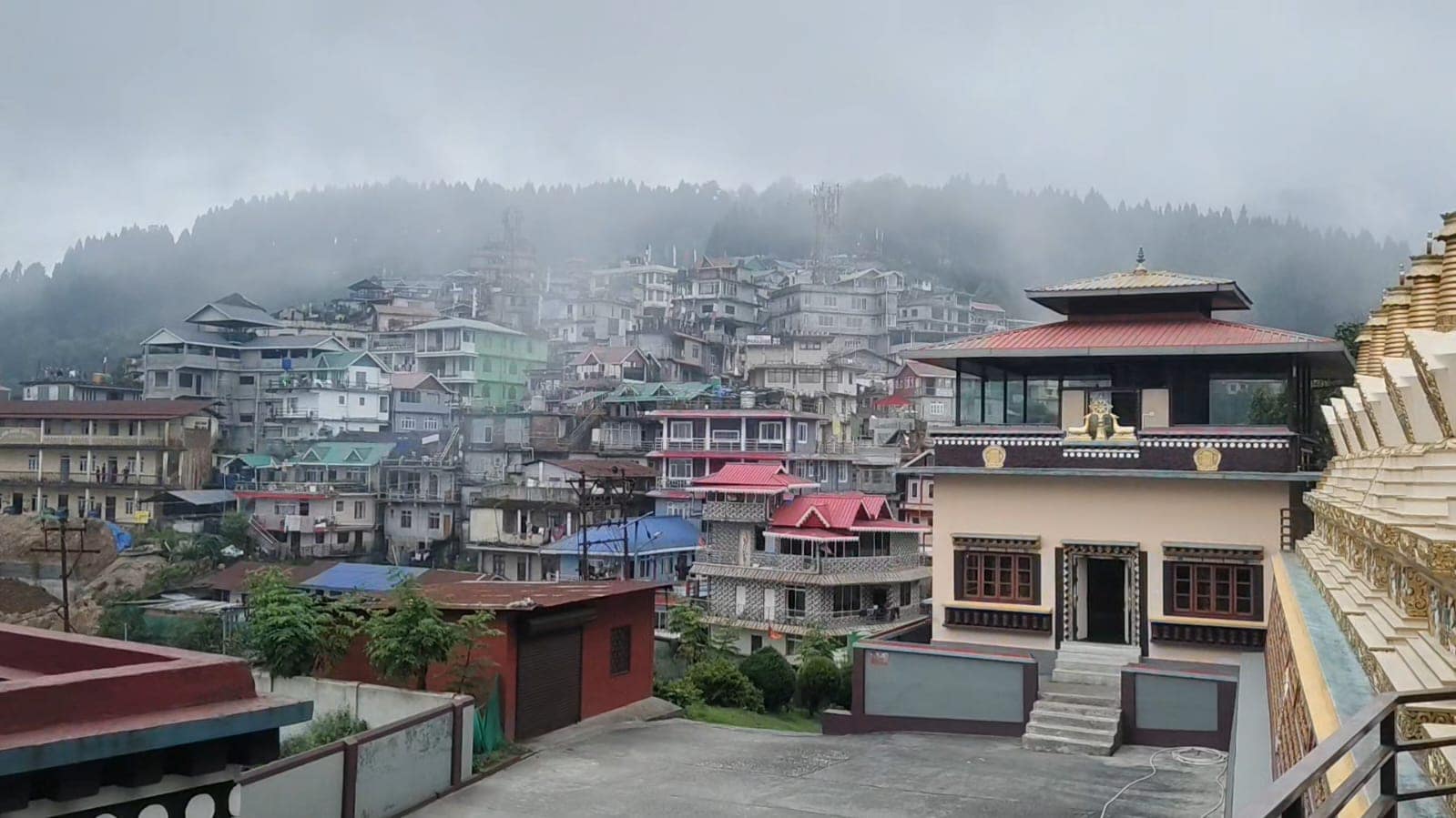 Offbeat Hill Station:পাইনবনে খেলা করে মেঘ-কুয়াশার লুকোচুরি…পাকদণ্ডী বেয়ে কাঞ্চনজঙ্ঘার রূপে মুগ্ধ হতে আসুন দার্জিলিঙের কাছেই এই পাহাড়িয়া গ্রামে Offbeat Hill Station:পাইনবনে খেলা করে মেঘ-কুয়াশার লুকোচুরি…পাকদণ্ডী বেয়ে কাঞ্চনজঙ্ঘার রূপে মুগ্ধ হতে আসুন দার্জিলিঙের কাছেই এই পাহাড়িয়া গ্রামে