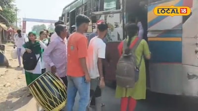 বাড়ি ছেড়ে মণ্ডপের দিকে রওনা ঢাকিদের