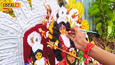 টিফিনের জমানো টাকায় খুদে পড়ুয়ার হাতে তৈরি প্রতিমা