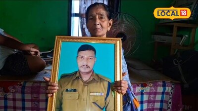 ছেলের ছবি হাতে এখনও অপেক্ষায় থাকেন না রেখাদেবী