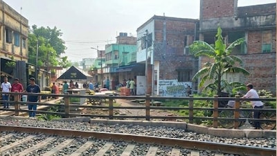 নিরাপত্তার স্বার্থে শিয়ালদহ বিভাগের নৈহাটি-বারোদা ব্রিজের কাছে বহু ব্যবহৃত অবৈধ রেললাইন পারাপারের জায়গা স্থায়ীভাবে বন্ধ করল পূর্ব রেল