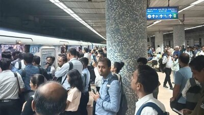 মেট্রো চলাচল ব্যাহত, ভোগান্তি যাত্রীদের