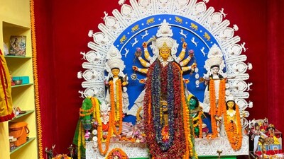 সিংহ নয় বাঘের পিঠে পূজিতা হন দেবী দুর্গা
