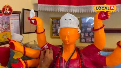পরিবারের সদস্যদের হাতে দেবীর রূপদান