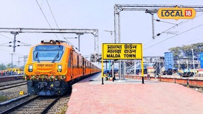 মালদা স্টেশনে দাঁড়িয়ে থাকা দূরপাল্লার ট্রেন