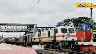 স্টেশনে দাঁড়িয়ে দুরপাল্লার ট্রেন