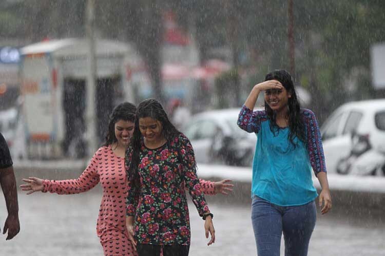 હવામાન વિભાગે આગાહી કરી છે કે અપર એર સાયક્લોનિક સક્યુલેશન સક્રિય થતાં આગામી પાંચ દિવસ ભારે વરસાદ વરસી શકે છે. રાજ્યમાં વરસાદી માહોલ યથાવત છે, સૌરાષ્ટ્રની દરિયા પટ્ટીમાં વરસાદ થઈ રહ્યો છે. હવામાન વિભાગે આગાહી કરી છે કે અપર એર સાયક્લોનિક સક્યુલેશન સક્રિય થતાં આગામી પાંચ દિવસ ભારે વરસાદ વરસી શકે છે. રાજ્યમાં વરસાદી માહોલ યથાવત છે, સૌરાષ્ટ્રની દરિયા પટ્ટીમાં વરસાદ થઈ રહ્યો છે.