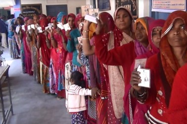  સ્થાનિક સ્વરાજ ચૂંટણી જંગના આજે બીજા તબક્કામાં ઠંડીના ચમકારા વચ્ચે સવારે આઠ કલાકે મતદાનનો પ્રારંભ થયો હતો. મતદાન માટે મહિલાઓમાં પણ ભારે જાગૃતિ જોવા મળી હતી.