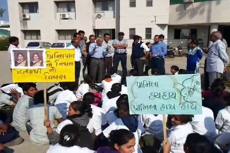 વિસનગરઃશૈક્ષણિક સુવિધાના અભાવે નર્સિંગ કોલેજની છાત્રાઓનું વિરોધ પ્રદર્શન વિસનગરઃશૈક્ષણિક સુવિધાના અભાવે નર્સિંગ કોલેજની છાત્રાઓનું વિરોધ પ્રદર્શન