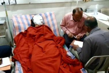 પ્રિયા (નામ બદલેલ છે) પર એસિડ ફેંકાતાં ચહેરા, માથા સહિત શરીરના ભાગે ઇજાઓ થવા પામી હતી. જેને પગલે તાત્કાલિક સારવાર માટે લઇ જવાઇ હતી. જ્યાં પોલીસ દ્વારા નિવેદન લઇ આગળની કાર્યવાહી હાથ ધરી છે. પ્રિયા (નામ બદલેલ છે) પર એસિડ ફેંકાતાં ચહેરા, માથા સહિત શરીરના ભાગે ઇજાઓ થવા પામી હતી. જેને પગલે તાત્કાલિક સારવાર માટે લઇ જવાઇ હતી. જ્યાં પોલીસ દ્વારા નિવેદન લઇ આગળની કાર્યવાહી હાથ ધરી છે.