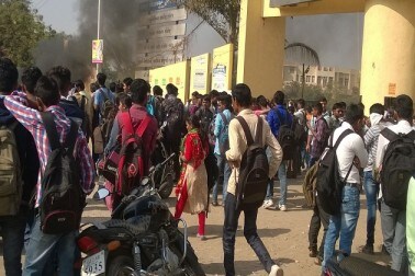 કોલેજની વિદ્યાર્થીની પર એસિડ ફેંકવાની ઘટના સામે આવતાં અન્ય વિદ્યાર્થીઓએ એસિડ ફેંકનાર યુવકને પકડી લીધો હતો અને મેથીપાક ચખાડી પોલીસને સોંપ્યો હતો. કોલેજની વિદ્યાર્થીની પર એસિડ ફેંકવાની ઘટના સામે આવતાં અન્ય વિદ્યાર્થીઓએ એસિડ ફેંકનાર યુવકને પકડી લીધો હતો અને મેથીપાક ચખાડી પોલીસને સોંપ્યો હતો.