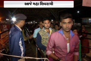 સોમનાથના મંદિરે ગત રાતથી જ ભક્તો ઉમટી પડ્યા હતા. વહેરી પરોઢે ચાર વાગે મંદિરના દ્વાર ખુલતાં દર્શન માટે ભક્તોના ઘોડાપૂર ઉમટ્યા હતા. જોકે સલામતીને પગલે પોલીસે સુરક્ષા વ્યવસ્થા સઘન કરી હતી. સોમનાથના મંદિરે ગત રાતથી જ ભક્તો ઉમટી પડ્યા હતા. વહેરી પરોઢે ચાર વાગે મંદિરના દ્વાર ખુલતાં દર્શન માટે ભક્તોના ઘોડાપૂર ઉમટ્યા હતા. જોકે સલામતીને પગલે પોલીસે સુરક્ષા વ્યવસ્થા સઘન કરી હતી.