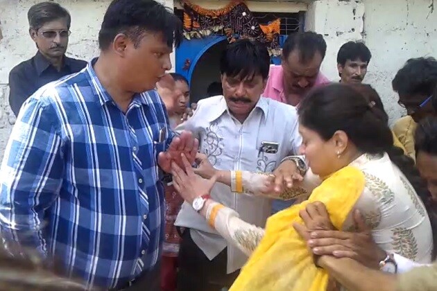 જામનગર મહાનગરપાલિકા દ્વારા આજે મેગા ડિમોલિશેન કામગીરી હાથ ધરાતાં સાંસદ પૂનમ માંડમ અહીં અસરગ્રસ્તોની મુલાકાતે આવ્યા હતા. પરંતુ અહીં બનેલી ઘટનાથી તેઓ જ ઉપસ્થિત લોકો પણ ભયથી ફફડી ઉઠ્યા, કેનાલ પર ચાલવાની પાપડી તૂટી પડતાં અન્ય બે મહિલાઓ સાથે તેઓ કેનાલમાં ખાબક્યા હતા. જોવો લાઇવ તસ્વીરો જામનગર મહાનગરપાલિકા દ્વારા આજે મેગા ડિમોલિશેન કામગીરી હાથ ધરાતાં સાંસદ પૂનમ માંડમ અહીં અસરગ્રસ્તોની મુલાકાતે આવ્યા હતા. પરંતુ અહીં બનેલી ઘટનાથી તેઓ જ ઉપસ્થિત લોકો પણ ભયથી ફફડી ઉઠ્યા, કેનાલ પર ચાલવાની પાપડી તૂટી પડતાં અન્ય બે મહિલાઓ સાથે તેઓ કેનાલમાં ખાબક્યા હતા. જોવો લાઇવ તસ્વીરો
