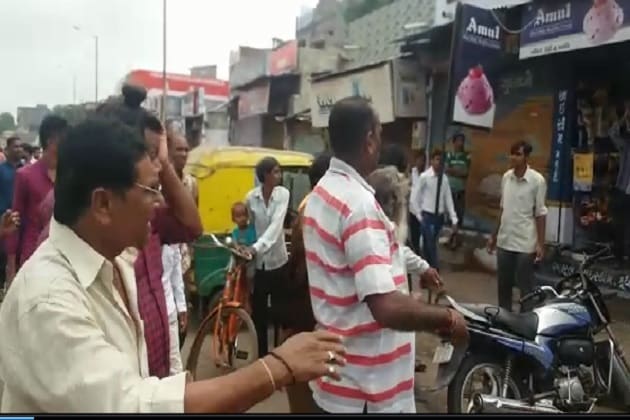 વાડજના સોહરાબજી કમ્પાઉન્ડમાં તંગદિલીભરી પરિસ્થિતિ છે. બળજબરીથી દુકાનો ટોળાએ બંધ કરાવી હતી. મેમકો ચાર રસ્તા પર બજાર બંધ કરાવવા લોકોનું ટોળુ એકઠું થયું હતું. વાડજના સોહરાબજી કમ્પાઉન્ડમાં તંગદિલીભરી પરિસ્થિતિ છે. બળજબરીથી દુકાનો ટોળાએ બંધ કરાવી હતી. મેમકો ચાર રસ્તા પર બજાર બંધ કરાવવા લોકોનું ટોળુ એકઠું થયું હતું.