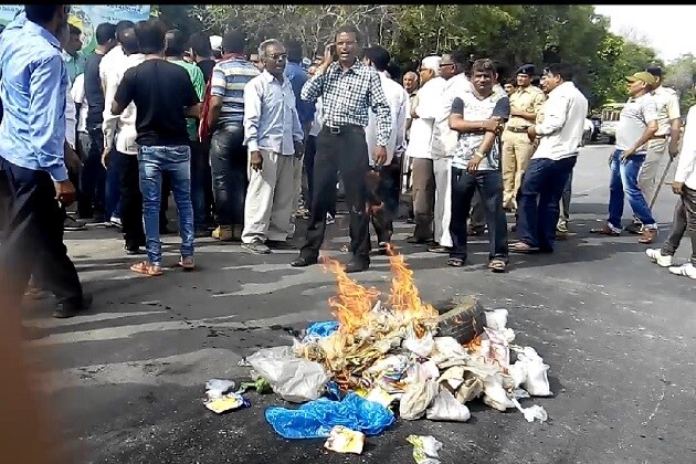 ગુજરાત રાજ્યના ઊના પંથકમાં દલિત પર થયેલા અત્યાચારના પડઘા હવે દેશભરમાં પડ્યા છે. આજે ગુજરાતના બંધના એલાન બાદ ટોળા રસ્તા પર ઉતરતા ઠેરઠેર ચક્કાજામ કર્યા છે. ગુજરાત રાજ્યના ઊના પંથકમાં દલિત પર થયેલા અત્યાચારના પડઘા હવે દેશભરમાં પડ્યા છે. આજે ગુજરાતના બંધના એલાન બાદ ટોળા રસ્તા પર ઉતરતા ઠેરઠેર ચક્કાજામ કર્યા છે.