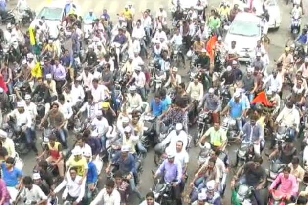 હાર્દિક પટેલ જેલ મુક્ત થતાં પાટીદારોમાં આનંદના ઘોડાપૂર ઉમટ્યા હતા જે આજના રોડ શોમાં સ્પષ્ટ જોવા મળ્યા હતા. રોડ શોમાં બાઇક અને કારનો મોટો કાફલો જોડાયો હતો. હાર્દિક પટેલ જેલ મુક્ત થતાં પાટીદારોમાં આનંદના ઘોડાપૂર ઉમટ્યા હતા જે આજના રોડ શોમાં સ્પષ્ટ જોવા મળ્યા હતા. રોડ શોમાં બાઇક અને કારનો મોટો કાફલો જોડાયો હતો.