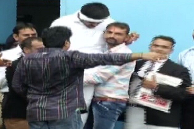 લાંબા સમયથી જેની રાહ જોવાતી હતી એ હાર્દિક પટેલ બહાર આવતાની સાથે જ સમર્થકોએ હાર્દિક પટેલને ઉંચકી લીધો હતો અને ગળે લગાવ્યો હતો. લાંબા સમયથી જેની રાહ જોવાતી હતી એ હાર્દિક પટેલ બહાર આવતાની સાથે જ સમર્થકોએ હાર્દિક પટેલને ઉંચકી લીધો હતો અને ગળે લગાવ્યો હતો.
