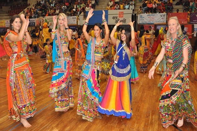 ન્યૂઝીલેન્ડથી આવેલા મહેમાનોમાં કીવી ટીમના કેપ્ટન કેન વિલિયમ્સની ગર્લફ્રેન્ડ સારા રહીમ પણ હાજર હતી. ગુજરાતી પરિવેશમાં તેણી એકદમ સોહામણી લાગતી હતી. ન્યૂઝીલેન્ડથી આવેલા મહેમાનોમાં કીવી ટીમના કેપ્ટન કેન વિલિયમ્સની ગર્લફ્રેન્ડ સારા રહીમ પણ હાજર હતી. ગુજરાતી પરિવેશમાં તેણી એકદમ સોહામણી લાગતી હતી.
