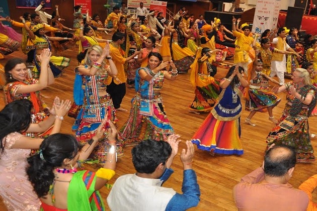 ભારત સામેની ત્રીજી અને આખરી ટેસ્ટ મેચ માટે ન્યૂઝીલેન્ડની ટીમ ઇન્દોર આવી છે. અહીં તે પ્રેક્ટિશ દરમિયાન પરસેવો વહાવી રહી છે તો બીજી તરફ કીવી ખેલાડીઓનો પરિવાર અને ગર્લફ્રેન્ડ નવરાત્રિના રંગમાં રંગાયા છે. કીવી ખેલાડીઓની ગર્લફ્રેન્ડે ગુજરાતી ચણીયા ચોળીમાં સજ્જ થઇ ગરબે લીધા હતા. ભારત સામેની ત્રીજી અને આખરી ટેસ્ટ મેચ માટે ન્યૂઝીલેન્ડની ટીમ ઇન્દોર આવી છે. અહીં તે પ્રેક્ટિશ દરમિયાન પરસેવો વહાવી રહી છે તો બીજી તરફ કીવી ખેલાડીઓનો પરિવાર અને ગર્લફ્રેન્ડ નવરાત્રિના રંગમાં રંગાયા છે. કીવી ખેલાડીઓની ગર્લફ્રેન્ડે ગુજરાતી ચણીયા ચોળીમાં સજ્જ થઇ ગરબે લીધા હતા.