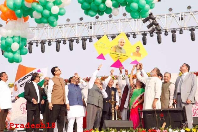 શહેરના રિવરફ્રન્ટનું આસમાન રંગબેરંગી પતંગોથી છવાયું હતું. રાજ્યના મુખ્યમંત્રી વિજય રૂપાણી, રાજ્યપાલ ઓ પી કોહલી, વિધાનસભા અધ્યક્ષ રમણલાલ વોરા, મેયર ગૌતમ શાહ સહિત અગ્રણીઓની ઉપસ્થિતિમાં આંતરરાષ્ટ્રીય પતંગોત્સવ શરૂ કરાયો હતો. આ પતંગોત્સવમાં 32 દેશોના 113 અને 10 રાજ્યોના 50 મળી કુલ 163 પંતગબાજો જોડાયા હતા. અહીં નોંધનિય છે કે, તત્કાલિન મુખ્યમંત્રી નરેન્દ્ર મોદીએ 2003થી પતંગોત્સવનો પ્રારંભ કરાવ્યો હતો. શહેરના રિવરફ્રન્ટનું આસમાન રંગબેરંગી પતંગોથી છવાયું હતું. રાજ્યના મુખ્યમંત્રી વિજય રૂપાણી, રાજ્યપાલ ઓ પી કોહલી, વિધાનસભા અધ્યક્ષ રમણલાલ વોરા, મેયર ગૌતમ શાહ સહિત અગ્રણીઓની ઉપસ્થિતિમાં આંતરરાષ્ટ્રીય પતંગોત્સવ શરૂ કરાયો હતો. આ પતંગોત્સવમાં 32 દેશોના 113 અને 10 રાજ્યોના 50 મળી કુલ 163 પંતગબાજો જોડાયા હતા. અહીં નોંધનિય છે કે, તત્કાલિન મુખ્યમંત્રી નરેન્દ્ર મોદીએ 2003થી પતંગોત્સવનો પ્રારંભ કરાવ્યો હતો.