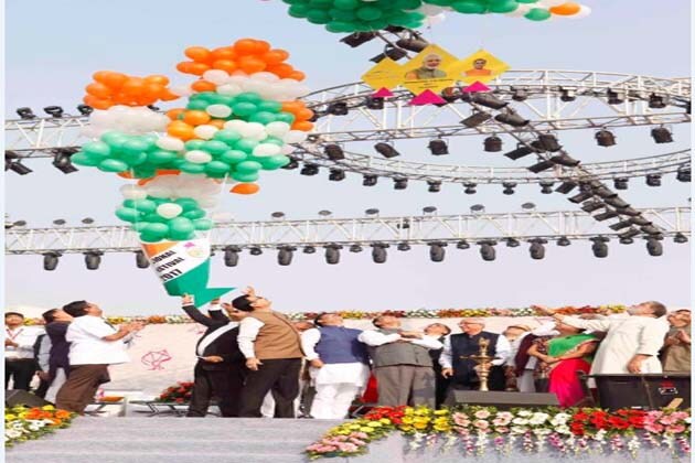 શહેરના રિવરફ્રન્ટનું આસમાન રંગબેરંગી પતંગોથી છવાયું હતું. રાજ્યના મુખ્યમંત્રી વિજય રૂપાણી, રાજ્યપાલ ઓ પી કોહલી, વિધાનસભા અધ્યક્ષ રમણલાલ વોરા, મેયર ગૌતમ શાહ સહિત અગ્રણીઓની ઉપસ્થિતિમાં આંતરરાષ્ટ્રીય પતંગોત્સવ શરૂ કરાયો હતો. આ પતંગોત્સવમાં 32 દેશોના 113 અને 10 રાજ્યોના 50 મળી કુલ 163 પંતગબાજો જોડાયા હતા. અહીં નોંધનિય છે કે, તત્કાલિન મુખ્યમંત્રી નરેન્દ્ર મોદીએ 2003થી પતંગોત્સવનો પ્રારંભ કરાવ્યો હતો. શહેરના રિવરફ્રન્ટનું આસમાન રંગબેરંગી પતંગોથી છવાયું હતું. રાજ્યના મુખ્યમંત્રી વિજય રૂપાણી, રાજ્યપાલ ઓ પી કોહલી, વિધાનસભા અધ્યક્ષ રમણલાલ વોરા, મેયર ગૌતમ શાહ સહિત અગ્રણીઓની ઉપસ્થિતિમાં આંતરરાષ્ટ્રીય પતંગોત્સવ શરૂ કરાયો હતો. આ પતંગોત્સવમાં 32 દેશોના 113 અને 10 રાજ્યોના 50 મળી કુલ 163 પંતગબાજો જોડાયા હતા. અહીં નોંધનિય છે કે, તત્કાલિન મુખ્યમંત્રી નરેન્દ્ર મોદીએ 2003થી પતંગોત્સવનો પ્રારંભ કરાવ્યો હતો.