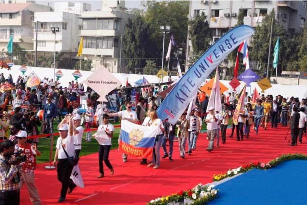 શહેરના રિવરફ્રન્ટનું આસમાન રંગબેરંગી પતંગોથી છવાયું હતું. રાજ્યના મુખ્યમંત્રી વિજય રૂપાણી, રાજ્યપાલ ઓ પી કોહલી, વિધાનસભા અધ્યક્ષ રમણલાલ વોરા, મેયર ગૌતમ શાહ સહિત અગ્રણીઓની ઉપસ્થિતિમાં આંતરરાષ્ટ્રીય પતંગોત્સવ શરૂ કરાયો હતો. આ પતંગોત્સવમાં 32 દેશોના 113 અને 10 રાજ્યોના 50 મળી કુલ 163 પંતગબાજો જોડાયા હતા. અહીં નોંધનિય છે કે, તત્કાલિન મુખ્યમંત્રી નરેન્દ્ર મોદીએ 2003થી પતંગોત્સવનો પ્રારંભ કરાવ્યો હતો. શહેરના રિવરફ્રન્ટનું આસમાન રંગબેરંગી પતંગોથી છવાયું હતું. રાજ્યના મુખ્યમંત્રી વિજય રૂપાણી, રાજ્યપાલ ઓ પી કોહલી, વિધાનસભા અધ્યક્ષ રમણલાલ વોરા, મેયર ગૌતમ શાહ સહિત અગ્રણીઓની ઉપસ્થિતિમાં આંતરરાષ્ટ્રીય પતંગોત્સવ શરૂ કરાયો હતો. આ પતંગોત્સવમાં 32 દેશોના 113 અને 10 રાજ્યોના 50 મળી કુલ 163 પંતગબાજો જોડાયા હતા. અહીં નોંધનિય છે કે, તત્કાલિન મુખ્યમંત્રી નરેન્દ્ર મોદીએ 2003થી પતંગોત્સવનો પ્રારંભ કરાવ્યો હતો.