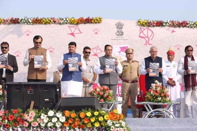 શહેરના રિવરફ્રન્ટનું આસમાન રંગબેરંગી પતંગોથી છવાયું હતું. રાજ્યના મુખ્યમંત્રી વિજય રૂપાણી, રાજ્યપાલ ઓ પી કોહલી, વિધાનસભા અધ્યક્ષ રમણલાલ વોરા, મેયર ગૌતમ શાહ સહિત અગ્રણીઓની ઉપસ્થિતિમાં આંતરરાષ્ટ્રીય પતંગોત્સવ શરૂ કરાયો હતો. આ પતંગોત્સવમાં 32 દેશોના 113 અને 10 રાજ્યોના 50 મળી કુલ 163 પંતગબાજો જોડાયા હતા. અહીં નોંધનિય છે કે, તત્કાલિન મુખ્યમંત્રી નરેન્દ્ર મોદીએ 2003થી પતંગોત્સવનો પ્રારંભ કરાવ્યો હતો. શહેરના રિવરફ્રન્ટનું આસમાન રંગબેરંગી પતંગોથી છવાયું હતું. રાજ્યના મુખ્યમંત્રી વિજય રૂપાણી, રાજ્યપાલ ઓ પી કોહલી, વિધાનસભા અધ્યક્ષ રમણલાલ વોરા, મેયર ગૌતમ શાહ સહિત અગ્રણીઓની ઉપસ્થિતિમાં આંતરરાષ્ટ્રીય પતંગોત્સવ શરૂ કરાયો હતો. આ પતંગોત્સવમાં 32 દેશોના 113 અને 10 રાજ્યોના 50 મળી કુલ 163 પંતગબાજો જોડાયા હતા. અહીં નોંધનિય છે કે, તત્કાલિન મુખ્યમંત્રી નરેન્દ્ર મોદીએ 2003થી પતંગોત્સવનો પ્રારંભ કરાવ્યો હતો.