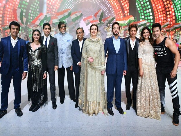 રિલાયન્સ ઈન્ડસ્ટ્રીઝ લિમિટેડના 40 વર્ષની શાનદાર સફળતા પર કાલે મુંબઈમાં એક વિશેષ કાર્યક્રમનું આયોજન કરવામાં આવ્યું હતું. રિલાયન્સ ઈન્ડસ્ટ્રીઝ લિમિટેડના 40 વર્ષની શાનદાર સફળતા પર કાલે મુંબઈમાં એક વિશેષ કાર્યક્રમનું આયોજન કરવામાં આવ્યું હતું.