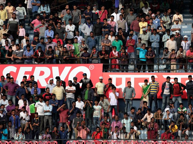 આ મેચ બાદ આ મેદાનમાં કોઈ મેચ રમવામાં નથી આવી, એટલું જ નહીં આ સમય વચ્ચે આ મેદાનમાં કેટલીક ફૂટબોલ મેચના આયોજનથી કેટલીક વસ્તુ ખરાબ થઈ ગઈ છે. થોડાઅઠવાડીયા પહેલા આ પીચની તપાસ કરવામાં આવી હતી, ત્યારે ખબર પડી હતી કે આ પીચ ડબલ વલણવાળી છે. જેમાં એક બાજુ વધારે ઉછાળ મળે છે. આ મેચ બાદ આ મેદાનમાં કોઈ મેચ રમવામાં નથી આવી, એટલું જ નહીં આ સમય વચ્ચે આ મેદાનમાં કેટલીક ફૂટબોલ મેચના આયોજનથી કેટલીક વસ્તુ ખરાબ થઈ ગઈ છે. થોડાઅઠવાડીયા પહેલા આ પીચની તપાસ કરવામાં આવી હતી, ત્યારે ખબર પડી હતી કે આ પીચ ડબલ વલણવાળી છે. જેમાં એક બાજુ વધારે ઉછાળ મળે છે.