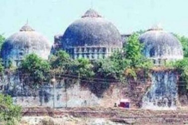 આ વિવાદ પર હિંદુ અને મુસલમાનો વચ્ચે હિંસાની પહેલી ગટના 1853માં થઈ. હિંદુઓએ આરોપ લગાવ્યો કે, ભગવાન રામના મંદિરને તોડી મસ્જિદનું નિર્માણ કરવામાં આવ્યું હતું. આ વિવાદ પર હિંદુ અને મુસલમાનો વચ્ચે હિંસાની પહેલી ગટના 1853માં થઈ. હિંદુઓએ આરોપ લગાવ્યો કે, ભગવાન રામના મંદિરને તોડી મસ્જિદનું નિર્માણ કરવામાં આવ્યું હતું.
