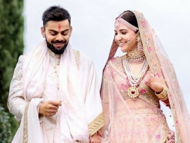 વિરાટ કોહલી અને અનુષ્કા શર્માની લગ્ન બાદની તસવીરો સોશિયલ મીડિયા પર છવાઇ ગઇ છે. તેવામાં ન્યૂઝ18ની ગ્રાફિક્સ ટીમે એક મજેદાર પ્રયાસ કર્યો છે. વિરાટ કોહલી અને અનુષ્કા શર્માની લગ્ન બાદની તસવીરો સોશિયલ મીડિયા પર છવાઇ ગઇ છે. તેવામાં ન્યૂઝ18ની ગ્રાફિક્સ ટીમે એક મજેદાર પ્રયાસ કર્યો છે.