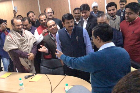 'બેસીને ચા તો પી લો,'...કેજરીવાલે હાથ જોડીને BJP સાંસદોને કરી વિનંતી 'બેસીને ચા તો પી લો,'...કેજરીવાલે હાથ જોડીને BJP સાંસદોને કરી વિનંતી