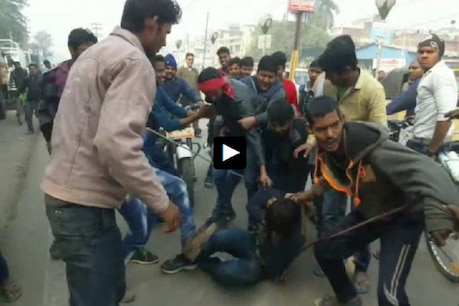 VIDEO: ગાય ચોરી કરતા પકડાયો, જુઓ ટોળાએ યુવકનો કેવી કરી ધોલાઈ VIDEO: ગાય ચોરી કરતા પકડાયો, જુઓ ટોળાએ યુવકનો કેવી કરી ધોલાઈ