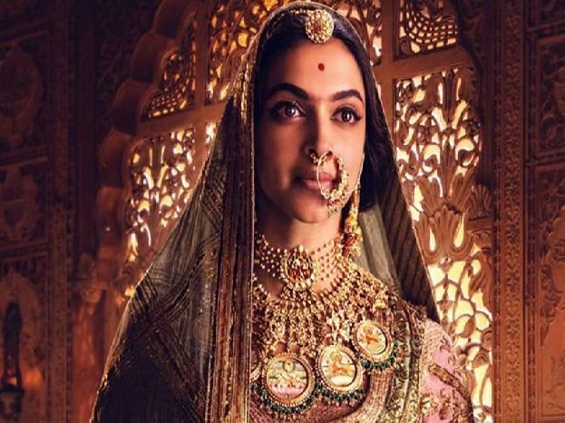 નેહા ધૂપિાયનાં શોમાં દીપિકાને જ્યારે નેહાએ પુછ્યું કે, 'પદ્માવત' માટે કેટલી ફી આપવામાં આવી. તો દીપિકાએ આ સવાલને ટાળવાનો પ્રયાસ કર્યો હતો. અને ફિલ્મમાં તેને કેટલી રકમ મળી તેનો ખુલાસો ન કર્યો. નેહા ધૂપિાયનાં શોમાં દીપિકાને જ્યારે નેહાએ પુછ્યું કે, 'પદ્માવત' માટે કેટલી ફી આપવામાં આવી. તો દીપિકાએ આ સવાલને ટાળવાનો પ્રયાસ કર્યો હતો. અને ફિલ્મમાં તેને કેટલી રકમ મળી તેનો ખુલાસો ન કર્યો.
