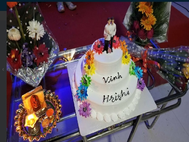 બાદમાં રિશીએ તેનાં સાથી મિત્ર વિનિ સાથે મહારાષ્ટ્રનાં યવતમલમાં લગ્ન કર્યા હતાં. યવતમલ મુંબઇથી 670 કિમી દૂર આવેલું છે. રિશી અને વિનિએ 30 ડિસેમ્બર,2017નાં રોજ લગ્ન કર્યા. બાદમાં રિશીએ તેનાં સાથી મિત્ર વિનિ સાથે મહારાષ્ટ્રનાં યવતમલમાં લગ્ન કર્યા હતાં. યવતમલ મુંબઇથી 670 કિમી દૂર આવેલું છે. રિશી અને વિનિએ 30 ડિસેમ્બર,2017નાં રોજ લગ્ન કર્યા.