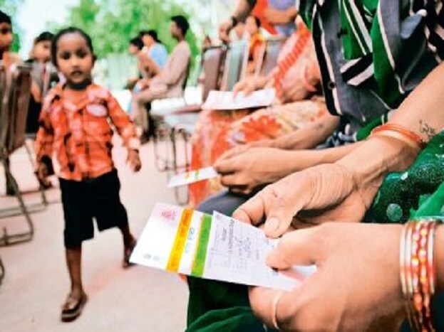 આધાર ઓથોરિટી UIDAI મુજબ આધારમાં નામ, જન્મ તારીખ અને બાયોમેટ્રિક સમિતની અન્ય જાણકારી અપડેટ કરવા માટે આપે 25 રૂપિયા પ્લસ 18 ટકા GST ચુકવવો પડશે. આપને જણાવી દઇએ કે હવે આપહેલા આપને ફક્ત 25 રૂપિયા આપવા પડતા હતા જ્યારે હવે GST સાથે આપે આશરે 30 રૂપિયા ચાર્જ ચુકવવો પડશે. આધાર ઓથોરિટી UIDAI મુજબ આધારમાં નામ, જન્મ તારીખ અને બાયોમેટ્રિક સમિતની અન્ય જાણકારી અપડેટ કરવા માટે આપે 25 રૂપિયા પ્લસ 18 ટકા GST ચુકવવો પડશે. આપને જણાવી દઇએ કે હવે આપહેલા આપને ફક્ત 25 રૂપિયા આપવા પડતા હતા જ્યારે હવે GST સાથે આપે આશરે 30 રૂપિયા ચાર્જ ચુકવવો પડશે.