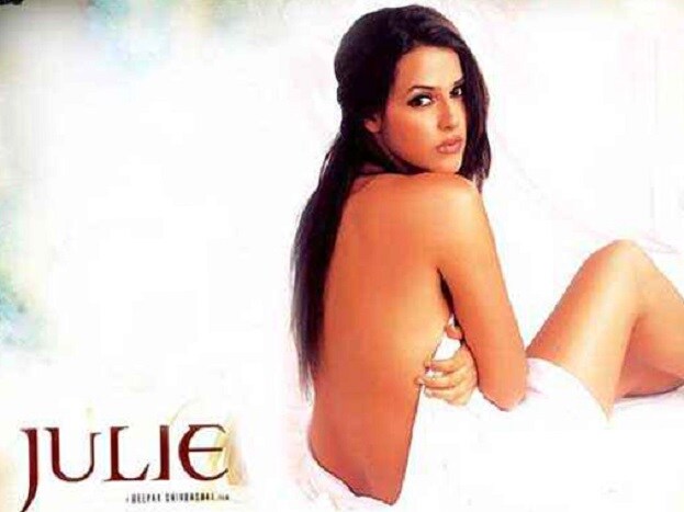 <strong>નેહા ધૂપિયા-</strong> નેહાએ વર્ષ 2003માં ફિલ્મ કયામત- સિટી અંડર થ્રેટથી ઇન્ડસ્ટ્રીમાં એન્ટ્રી કરી. પણ તેને ખરી લોકપ્રિયતા તેની ફિલ્મ જૂલીથી મળી. આ ફિલ્મમાં નેહાએ એક હાઇ પ્રોફાઇલ કોલગર્લની ભૂમિકા અદા કરી હતી. આ ફિલ્મનાં પ્રમોશનમાં પણ નેહાએ ઘણાં બોલ્ડ સ્ટેટમેન્ટ આપ્યા હતાં એક સમયે તેણે કહ્યું હતું કે, ઇન્ડસ્ટ્રીમાં બેજ વસ્તુ ચાલે છે એક શાહરૂખ ખાન અને બીજુ સેક્સ.. તો ફિલ્મનાં બોલ્ડ પોસ્ટર્સ અને તેની બોલ્ડ વાતો... આ તમામથી નેહા રાતો રાત ઘર ઘરમાં ફેમસ થઇ ગઇ હતી <strong>નેહા ધૂપિયા-</strong> નેહાએ વર્ષ 2003માં ફિલ્મ કયામત- સિટી અંડર થ્રેટથી ઇન્ડસ્ટ્રીમાં એન્ટ્રી કરી. પણ તેને ખરી લોકપ્રિયતા તેની ફિલ્મ જૂલીથી મળી. આ ફિલ્મમાં નેહાએ એક હાઇ પ્રોફાઇલ કોલગર્લની ભૂમિકા અદા કરી હતી. આ ફિલ્મનાં પ્રમોશનમાં પણ નેહાએ ઘણાં બોલ્ડ સ્ટેટમેન્ટ આપ્યા હતાં એક સમયે તેણે કહ્યું હતું કે, ઇન્ડસ્ટ્રીમાં બેજ વસ્તુ ચાલે છે એક શાહરૂખ ખાન અને બીજુ સેક્સ.. તો ફિલ્મનાં બોલ્ડ પોસ્ટર્સ અને તેની બોલ્ડ વાતો... આ તમામથી નેહા રાતો રાત ઘર ઘરમાં ફેમસ થઇ ગઇ હતી