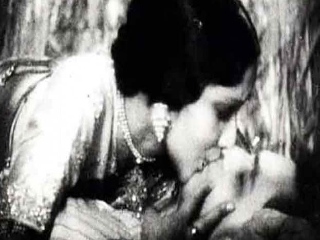 વર્ષ 1933માં આવેલી દેવિકા રાણી અને હિમાંશૂ રોયે પડદા પર ચાર મિનિટ લાંબો લિપલોક આપ્યો હતો. દેવિકા અને હિમાંશુ અસલ જીવનમાં પણ પતિ પત્ની હતાં. તે બાદ ધીરે ધીરે કિસ સેન્સરબોર્ડને કારણે મોટા પડદેથી ગૂમ થતુ ગયું. જે બાદ બિગ સ્ક્રિન પર 1990 બાદ તે પરત પણ આવી ગઇ. વર્ષ 1933માં આવેલી દેવિકા રાણી અને હિમાંશૂ રોયે પડદા પર ચાર મિનિટ લાંબો લિપલોક આપ્યો હતો. દેવિકા અને હિમાંશુ અસલ જીવનમાં પણ પતિ પત્ની હતાં. તે બાદ ધીરે ધીરે કિસ સેન્સરબોર્ડને કારણે મોટા પડદેથી ગૂમ થતુ ગયું. જે બાદ બિગ સ્ક્રિન પર 1990 બાદ તે પરત પણ આવી ગઇ.