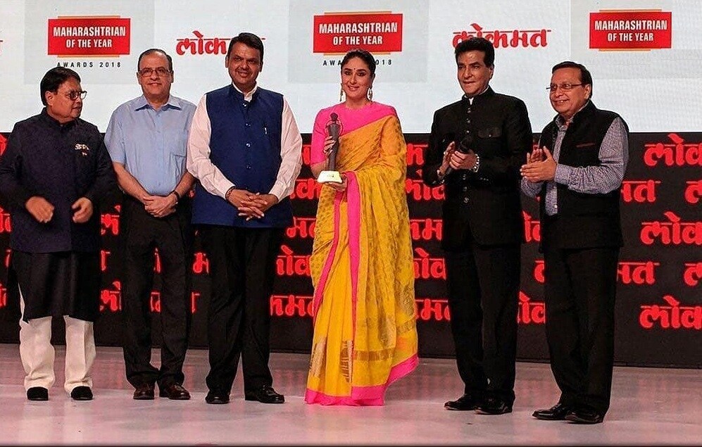 કરીનાને અહીં મહારાષ્ટ્રના મુખ્યમંત્રી દેવેન્દ્ર ફડણવીસ હાથે 'પાવર આઈકોન ઓફ ધ યર'નો એવોર્ડ આપવામા આવ્યો હતો. કરીનાને અહીં મહારાષ્ટ્રના મુખ્યમંત્રી દેવેન્દ્ર ફડણવીસ હાથે 'પાવર આઈકોન ઓફ ધ યર'નો એવોર્ડ આપવામા આવ્યો હતો.