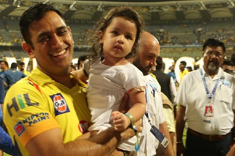 IPL 2018 : જ્યારે જીતના જશ્નને વચ્ચે છોડીને પુત્રી જીવામાં ખોવાઈ ગયો ધોની IPL 2018 : જ્યારે જીતના જશ્નને વચ્ચે છોડીને પુત્રી જીવામાં ખોવાઈ ગયો ધોની