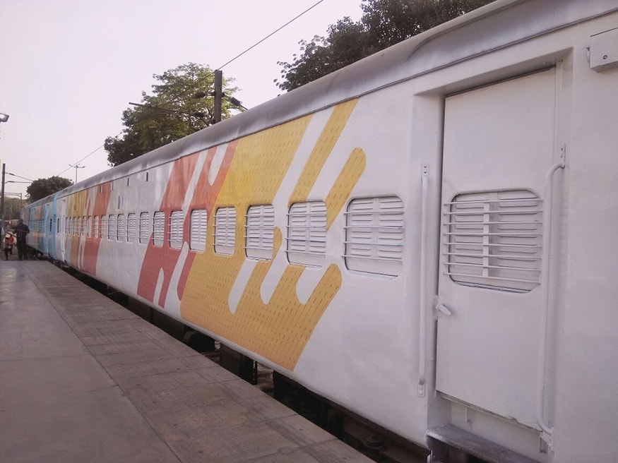 આ નવાં તૈયાર થયેલા કોચ રેલ્વે મિનિસ્ટર પિયુષ ગોયેલ, રેલ્વે બોર્ડ ચેરમને અશ્વિની લોહાની અને અન્ય સિનિયર ઓફિસર દ્વારા દિલ્હી સ્ટેશન પર 25 એપ્રિલ, 2018નાં રોજ ચકાસવામાં આવ્યા હતાં. આ નવાં તૈયાર થયેલા કોચ રેલ્વે મિનિસ્ટર પિયુષ ગોયેલ, રેલ્વે બોર્ડ ચેરમને અશ્વિની લોહાની અને અન્ય સિનિયર ઓફિસર દ્વારા દિલ્હી સ્ટેશન પર 25 એપ્રિલ, 2018નાં રોજ ચકાસવામાં આવ્યા હતાં.
