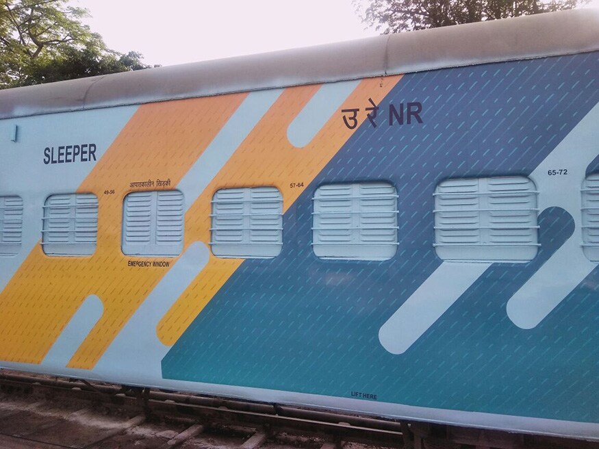 રેલ્વે વિભાગનાં જણાવ્યા મુજબ, હાલમાં ઉત્તર રેલવે દ્વારા આ રેલવે કલર અને ડિઝાઇન પસંદ કરવામાં આવી છે. આ ડિઝાઇન સ્લિપર કોચ પર જોવા મળશે. રેલ્વે વિભાગનાં જણાવ્યા મુજબ, હાલમાં ઉત્તર રેલવે દ્વારા આ રેલવે કલર અને ડિઝાઇન પસંદ કરવામાં આવી છે. આ ડિઝાઇન સ્લિપર કોચ પર જોવા મળશે.