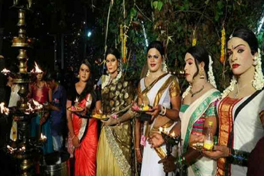 આ માણસોને તૈયાર થવા માટે મંદિરમાં અલગ મૅકઅપ રૂમ બનાવવામાં આવેલ છે. પુરુષો મહિલાની જેમ માત્ર સાડી જ નથી પહેરતા, પરંતુ તેઓ જ્વેલરી, મૅકઅપ અને વાળમાં ગજરો લગાવી તૈયાર થાય છે. આ માણસોને તૈયાર થવા માટે મંદિરમાં અલગ મૅકઅપ રૂમ બનાવવામાં આવેલ છે. પુરુષો મહિલાની જેમ માત્ર સાડી જ નથી પહેરતા, પરંતુ તેઓ જ્વેલરી, મૅકઅપ અને વાળમાં ગજરો લગાવી તૈયાર થાય છે.
