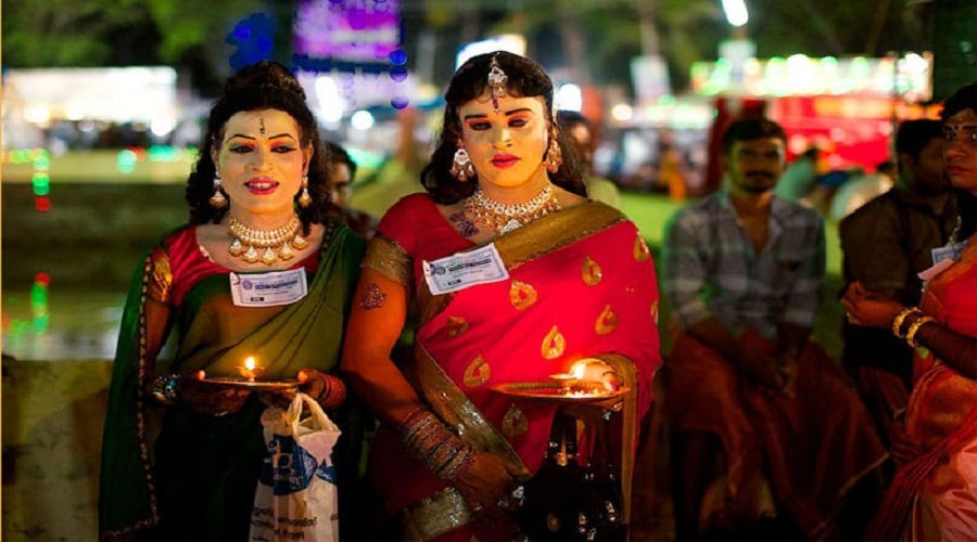 માન્યતા છે કે કેટલાક ઘેટાંપાળકોએ સ્ત્રીઓને કપડાં પહેરી પથ્થર પર ફૂલો ચડાવ્યા હતા. જે બાદ આ પત્થરમાંથી દિવ્ય શક્તિ નીકળવા લાગી. તે પછી તેને મંદિરનું રૂપ આપવામાં આવ્યું.<br />માન્યતા અનુસાર ઘણાં લોકો પત્થર પર નારિયેળ ફોડી રહ્યા હતા, તે સમયે પત્થરમાંથી લોહી નીકળવા લાગ્યું જે પછી અહીં દેવીની પૂજા થવા લાગી. માન્યતા છે કે કેટલાક ઘેટાંપાળકોએ સ્ત્રીઓને કપડાં પહેરી પથ્થર પર ફૂલો ચડાવ્યા હતા. જે બાદ આ પત્થરમાંથી દિવ્ય શક્તિ નીકળવા લાગી. તે પછી તેને મંદિરનું રૂપ આપવામાં આવ્યું.<br />માન્યતા અનુસાર ઘણાં લોકો પત્થર પર નારિયેળ ફોડી રહ્યા હતા, તે સમયે પત્થરમાંથી લોહી નીકળવા લાગ્યું જે પછી અહીં દેવીની પૂજા થવા લાગી.