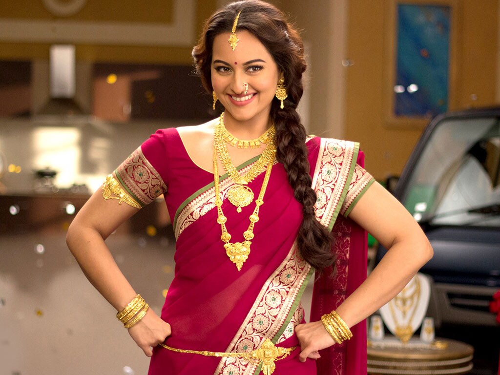 વર્ષ 2013માં સોનાક્ષીએ રણવીર સિંહ સાથે ફિલ્મ લુટેરામાં કામ કર્યું હતું. જેમાં તેને પાખી નામની છોકરીનો રોલ નિભાવ્યો હતો. જો કે આ ફિલ્મ બોક્સ ઓફિસ પર પોતાના જાદુ ચલાવી શકી ન હતી. વર્ષ 2013માં સોનાક્ષીએ રણવીર સિંહ સાથે ફિલ્મ લુટેરામાં કામ કર્યું હતું. જેમાં તેને પાખી નામની છોકરીનો રોલ નિભાવ્યો હતો. જો કે આ ફિલ્મ બોક્સ ઓફિસ પર પોતાના જાદુ ચલાવી શકી ન હતી.